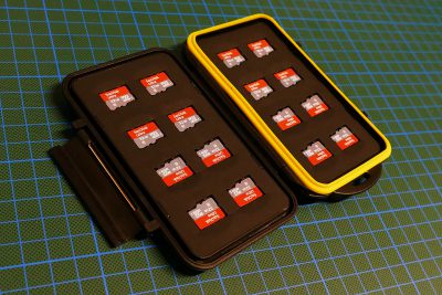 Jeweils 16 Micro-SD-Karten passen in einen wasser- und staubdichten Transportbehälter.