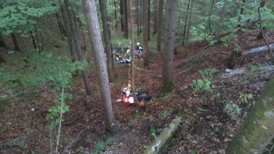 Über 50 Meter tief stürzte Schaaf ein steiles Waldgebiet hinab (Quelle: FF Hohenberg)